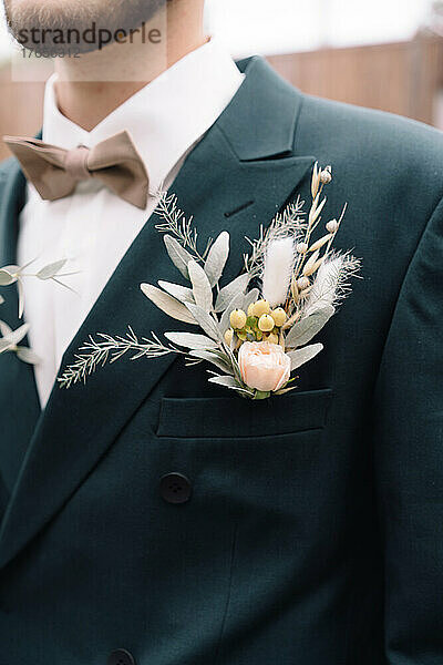 Boutonniere des Bräutigams im Anzug