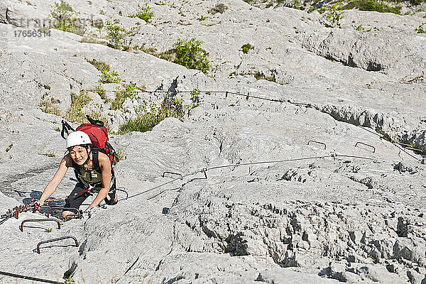 Frau klettert den Che Guevara Via Ferrata in Italien hinauf