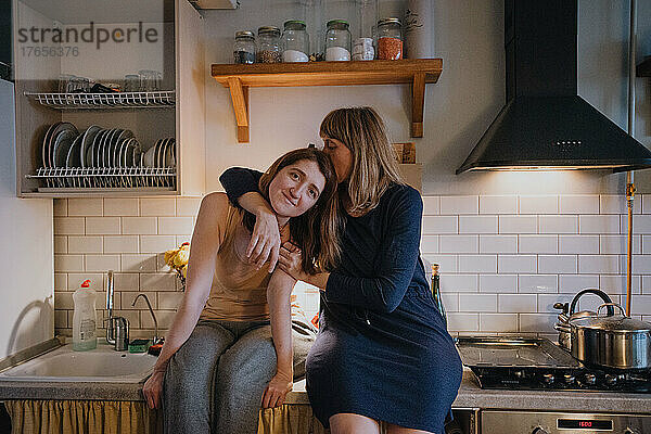 Zwei Schwestern in ihrem Haus in der Küche