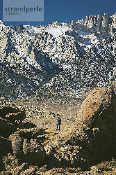 Frau posiert in den Alabama Hills Eastern Sierras