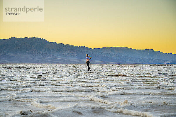 Frau posiert in Badwater im Death Valley Nationalpark