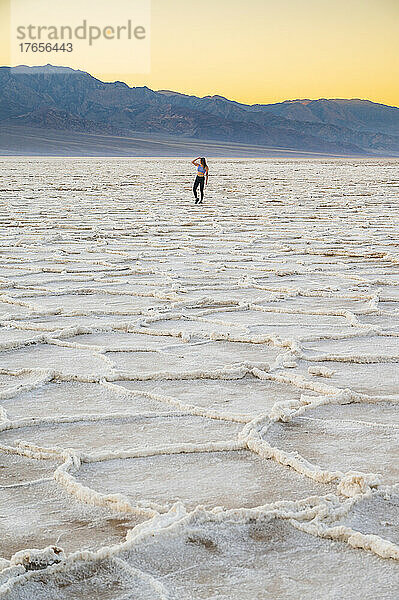 Frau posiert in Badwater im Death Valley Nationalpark