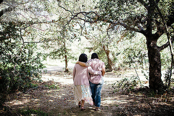 Mutter und Tochter gehen gemeinsam auf Wanderschaft in San Diego