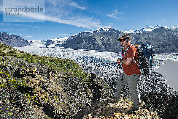 Mann wandert hoch über dem Skaftafell-Gletscher im Süden Islands