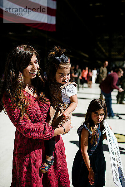 Mutter und zwei Töchter warten in San Diego auf die Heimkehr des Militärs