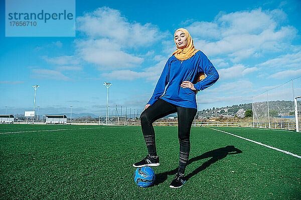 Arabische Fußballspielerin mit Ball auf dem Feld