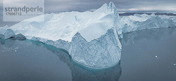 Extreme Eisberge aus der Luftaufnahme im Panorama