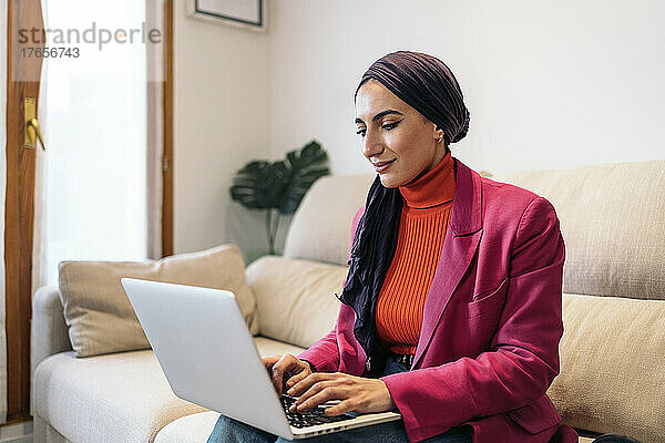 Muslimische Frau  die von zu Hause aus arbeitet