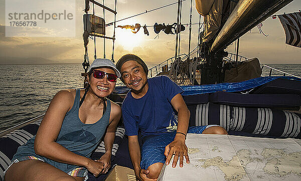 Paar an Deck eines Segelboots  das eine Kreuzfahrt rund um die Insel Komodo plant