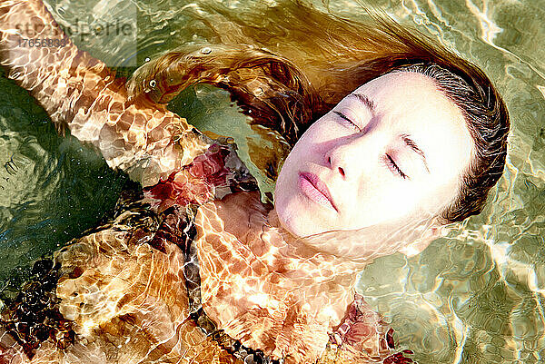 Unterwasserporträt eines Mädchens