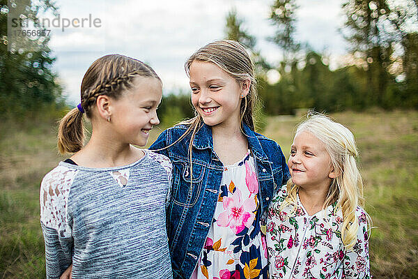 Drei wunderschöne Mädchen lächeln  lachen  lächeln im Freien.