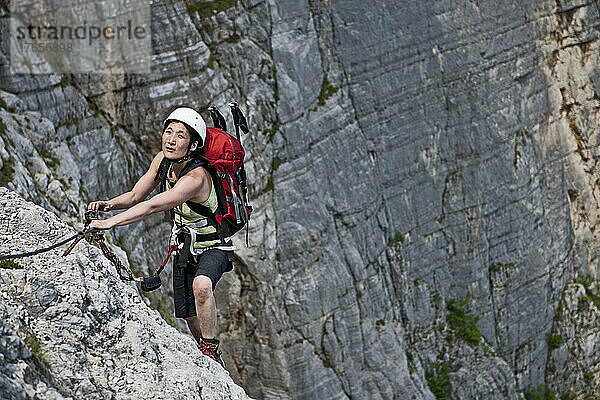 Frau klettert den Che Guevara Via Ferrata in Italien hinauf