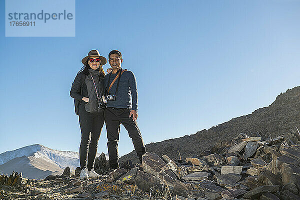 Paar posiert an einem abgelegenen Ort in der Mongolei für die Kamera