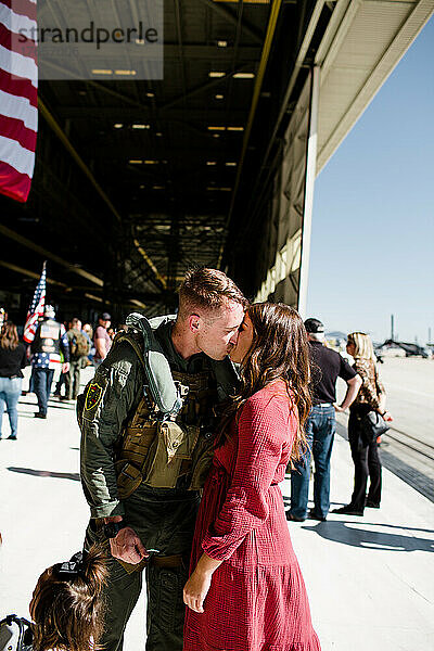 Marine küsst Ehefrau und Wiedervereinigung mit Familie in San Diego