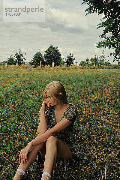 Traurige blonde Frau in der Natur  Sommerporträt
