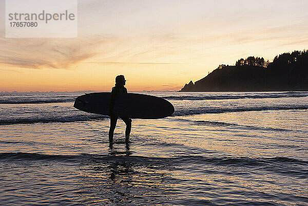 Silhouette einer Person mit Surfbrett in Short Sands  Oregon