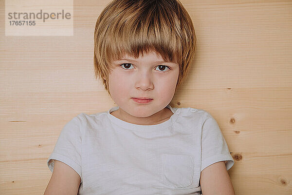Porträt eines süßen europäischen Kindes