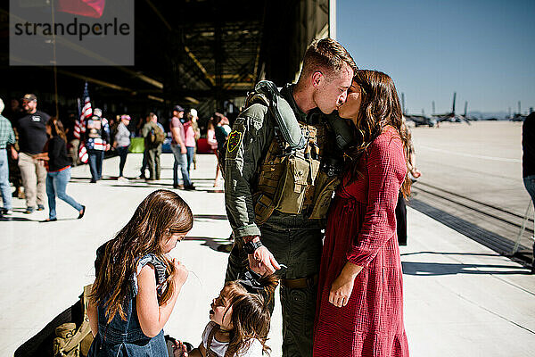 Marine küsst Ehefrau und Wiedervereinigung mit Familie in San Diego