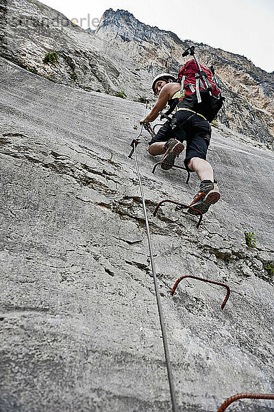 Frau klettert den Che Guevara Via Ferrata in Italien hinauf