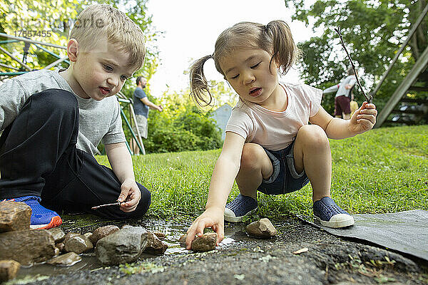 Kinder beschäftigen sich mit kreativem Freispiel im Freien im Hinterhof