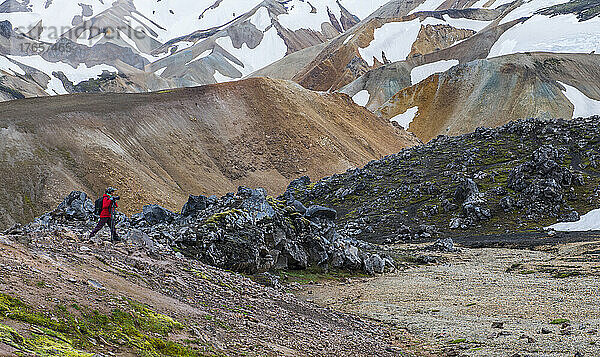 Fotograf fotografiert die Vulkanlandschaft in Island
