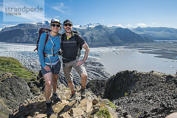 Paar hoch über dem Skaftafell-Gletscher im Süden Islands