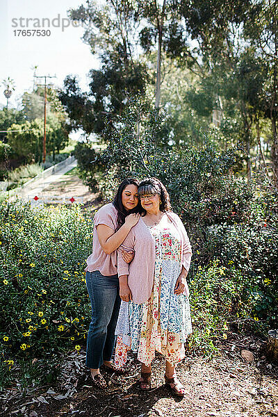 Mutter und Tochter posieren auf Trail in der Nachbarschaft von San Diego