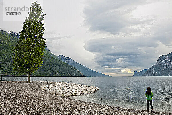 Frau blickt auf den Gardasee in Norditalien