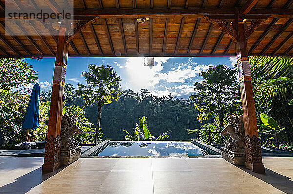 Blick auf den privaten Infinity-Pool im Luxusresort auf Bali