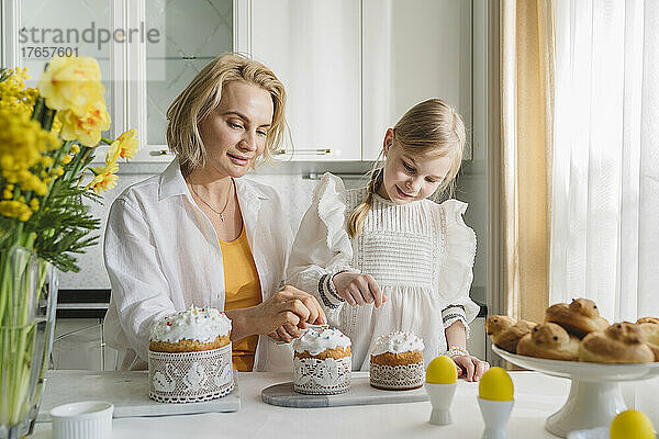 Mutter und Tochter kochen gemeinsam in der Küche.