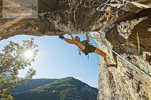Frau klettert aus einer Höhle an der französischen Riviera