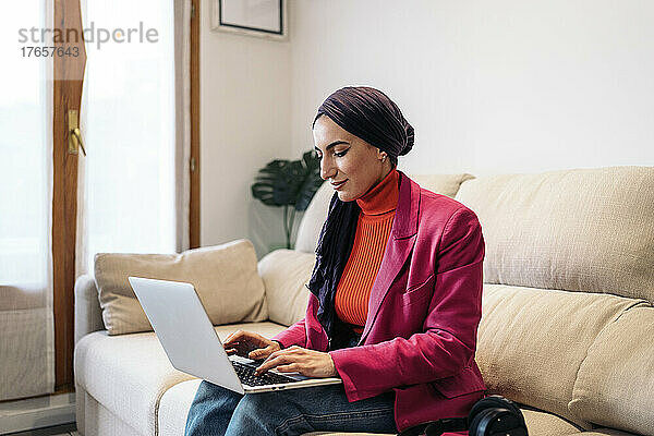 Muslimische Frau  die von zu Hause aus arbeitet