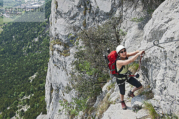 Frau klettert den Che Guevara Via Ferrata in Italien hinauf