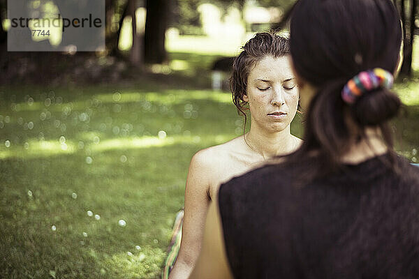Massage im Freien  Körperarbeit  Meditationstherapie im Sommerpark