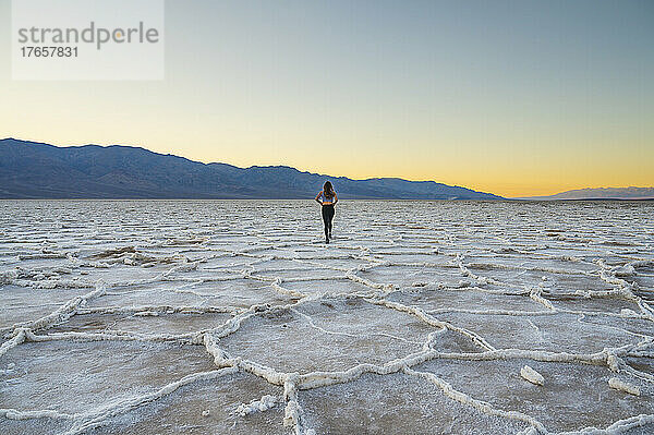 Frau beim Wandern in Badwater im Death Valley Nationalpark