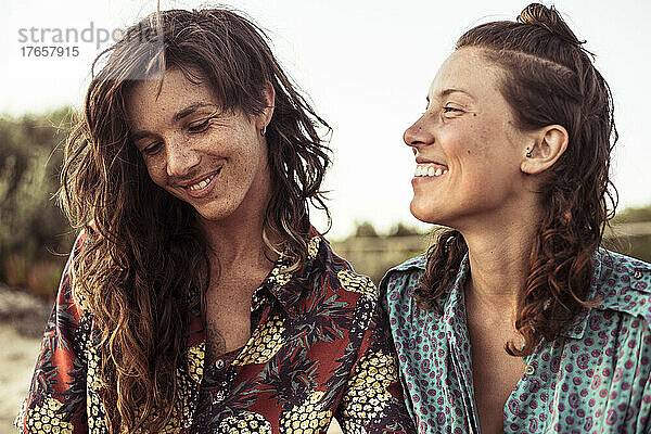 Süßer Moment zwischen einem hübschen lesbischen Paar beim Strandcamping in Portugal