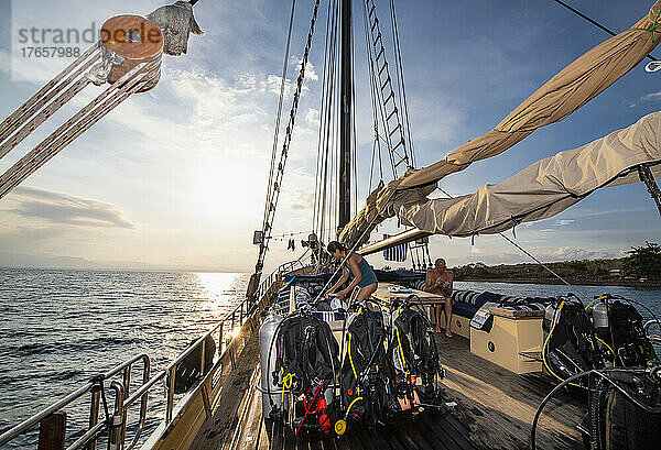 an Bord eines Live-Aboard-Segelbootes rund um die Insel Komodo