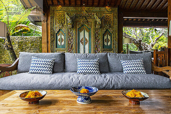 Gemütliches Sofa im Luxusresort auf Bali