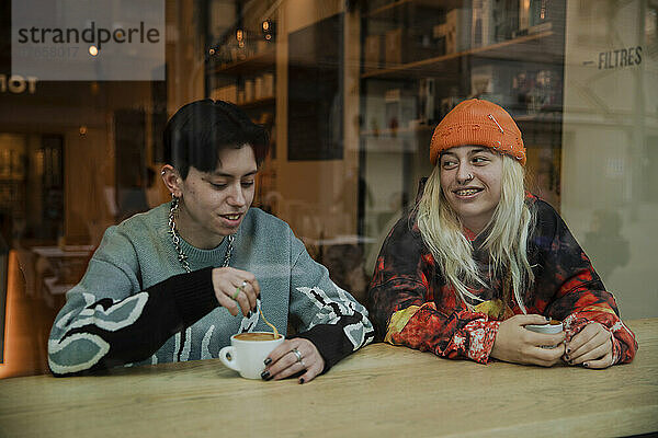 LGTBI-Paar lächelt beim gemeinsamen Kaffeetrinken