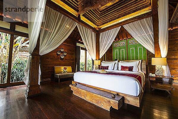 Schlafzimmer im Luxusresort auf Bali