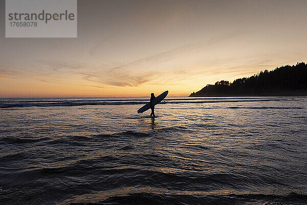 Silhouette einer Person mit Surfbrett in Short Sands  Oregon