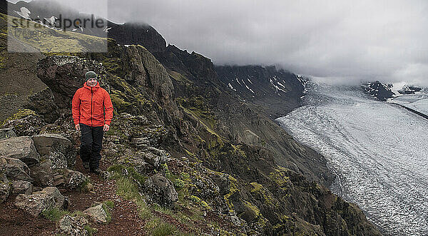 Mann wandert hoch über dem Skaftafell-Gletscher im Süden Islands