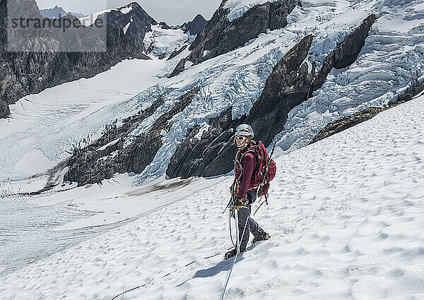 Eine Frau geht den Blauen Gletscher auf dem Olymp hinunter