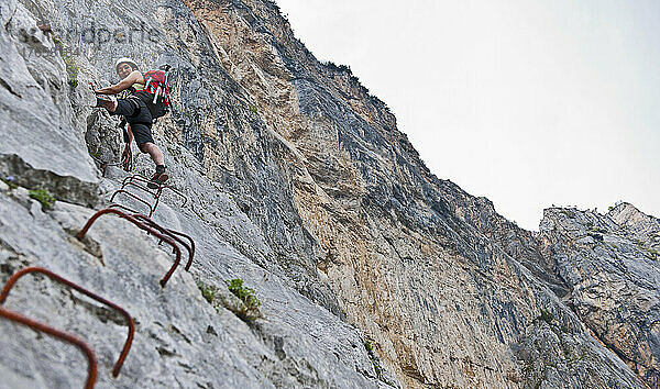 Frau klettert den Che Guevara Via Ferrata in Italien hinauf