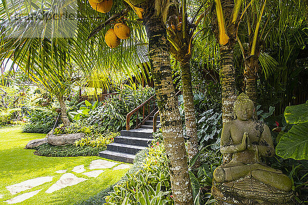 Buddha-Statue im Luxusresort auf Bali