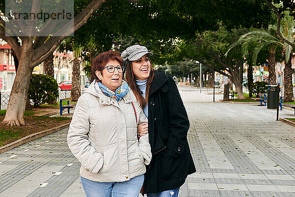 Zwei Frauen  jung und reif  lächeln und haben Spaß auf der Straße