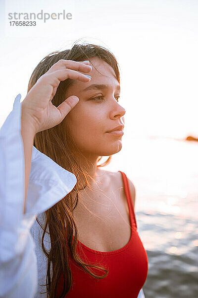 Frau im roten Badeanzug am Strand