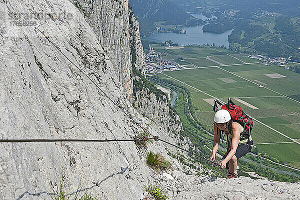 Frau klettert den Che Guevara Via Ferrata in Italien hinauf