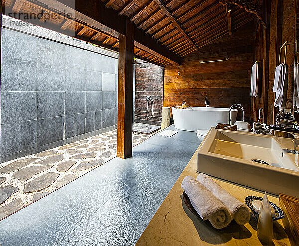 Badezimmer im Luxusresort auf Bali