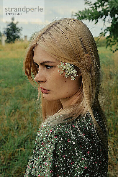 Traurige blonde Frau in der Natur  Sommerporträt